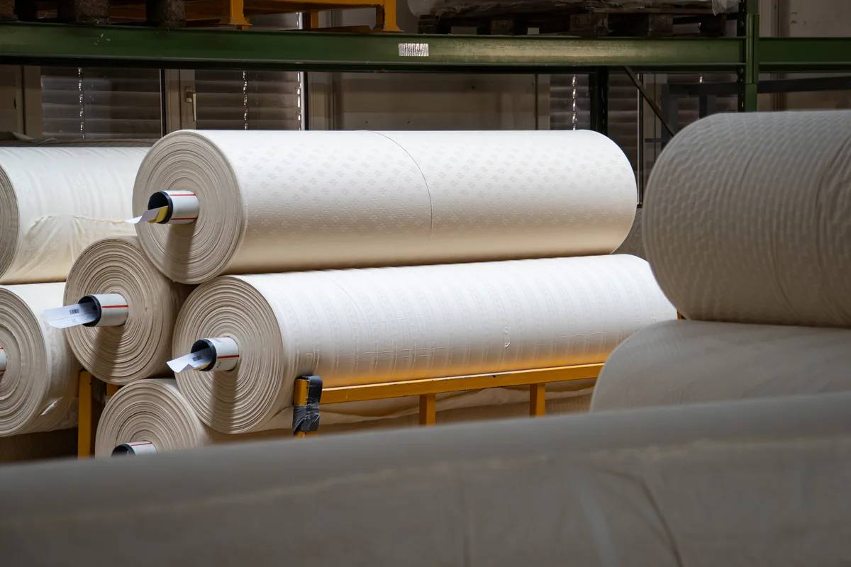 Wenn der Stoff die Weberei Russikon verlässt, ist er noch cremefarben. Die Veredelung mit Farbe, Glanz und Duft geschieht im Stammhaus der Getzner-Gruppe in Bludenz (Österreich). Bilder aus der Produktion der Weberei Russikon.